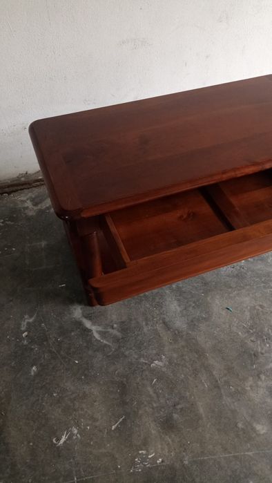 Mesa de centro com gaveta