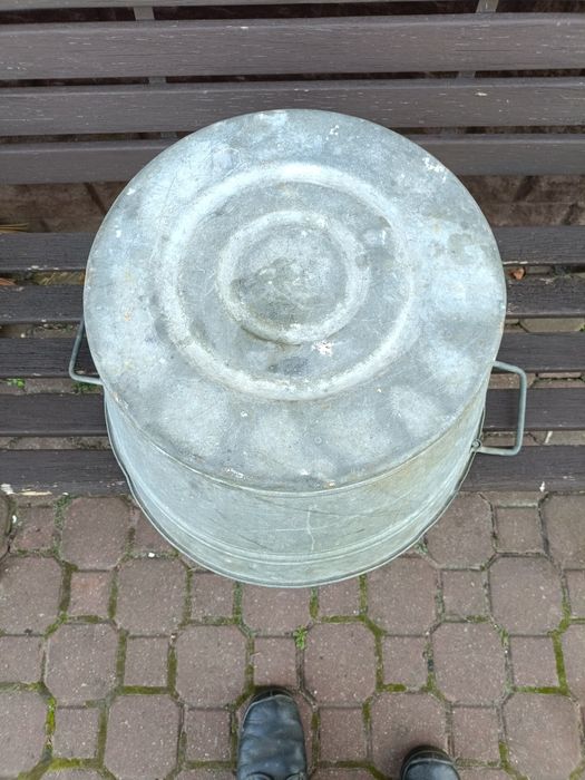 Mała balia z ocynku i duża wanna