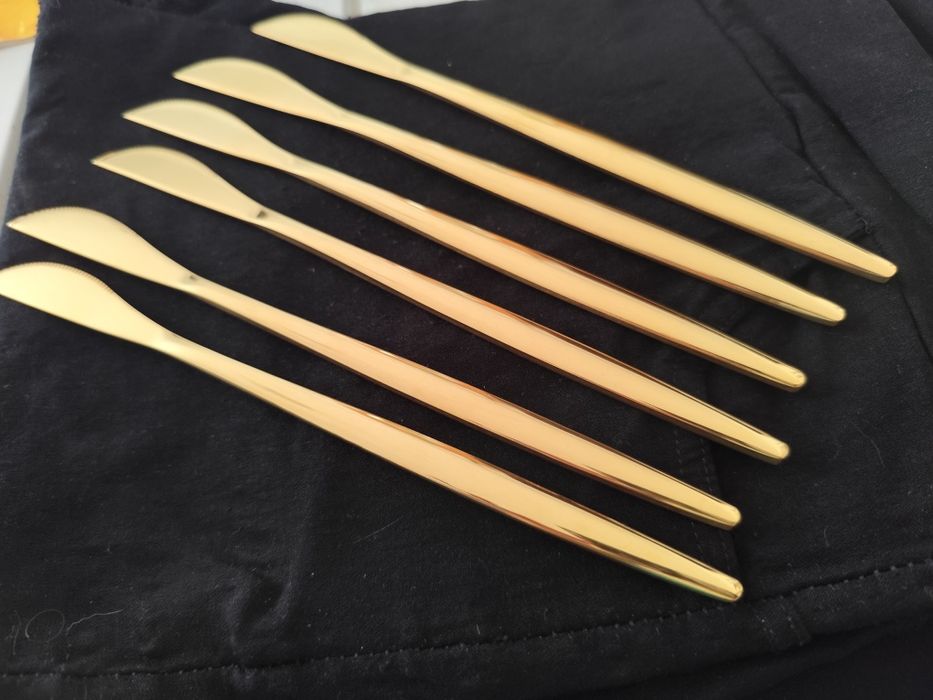 Faqueiro dourado com trinta peças, novo