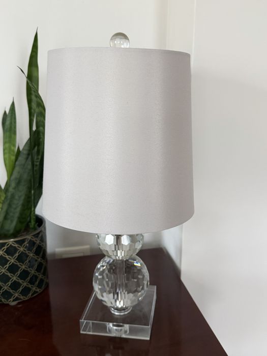 Elegancka para lamp stołowych kryształowych – abażury taupe – glamour