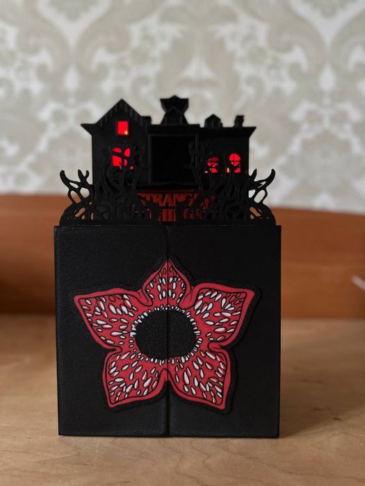 Поличка стенд Stranger Things Дивні дива