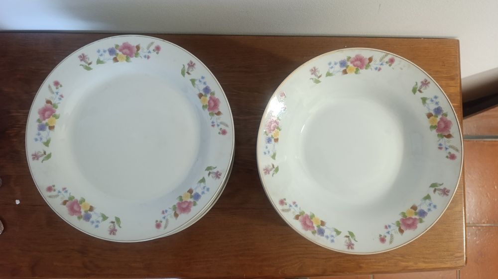 Conjunto vintage de pratos rasos e de sopa