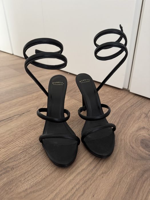 Salto Alto Preto com Tiras