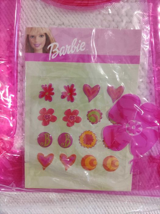 T-shirt e acessórios Barbie (mala, estojo) - Novos