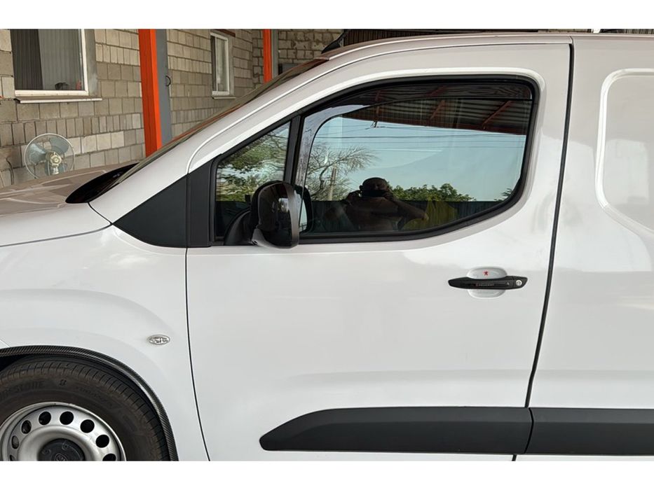 Fiat Doblo III 2023- рр. Вітровики вставні Niken Luxury (2 шт)