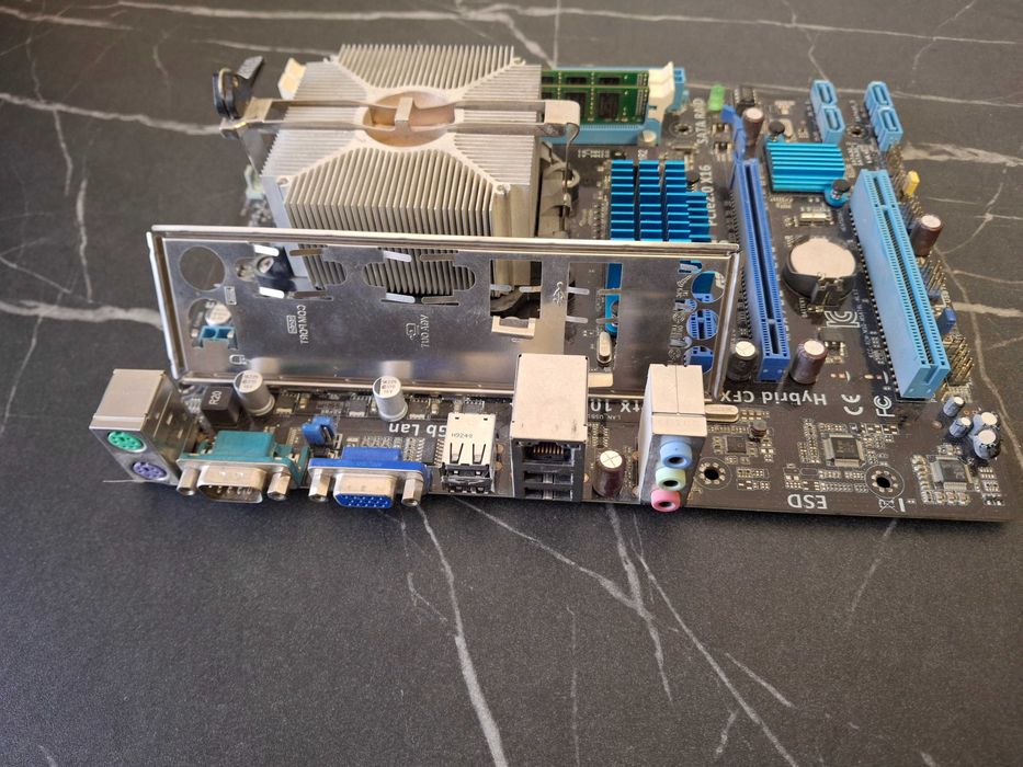 Asus M5A78L-M LX3 AM3+   Athlon II X2 260  kingston 4gb dd3 комплект