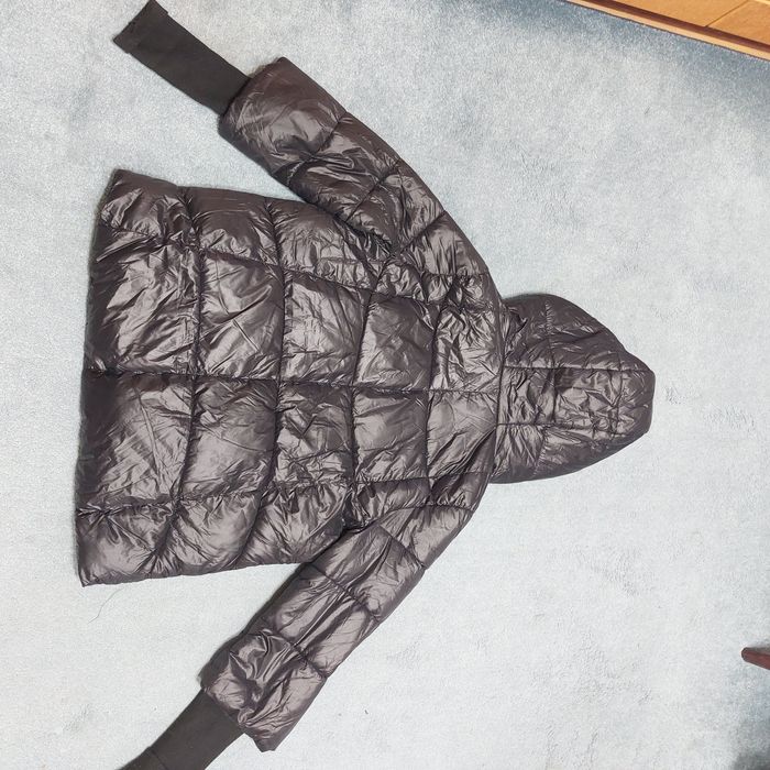 Sprzedam czarną damską kurkę z kapturem, 60 zł