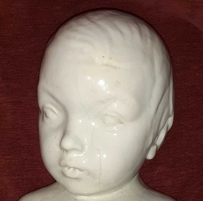 Menino Antigo em Terracota e Cerâmica