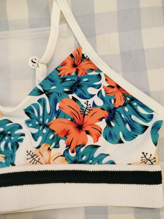 Biquíni novo com estampado tropical