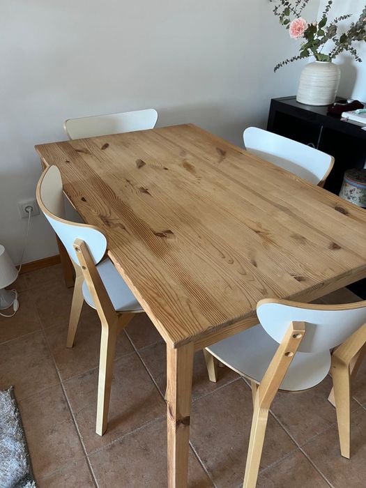 Mesa em madeira com 4 cadeiras