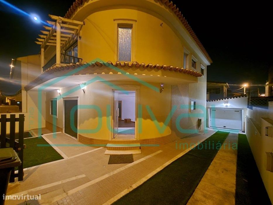 Esplêndida moradia independente no Alto da Eira