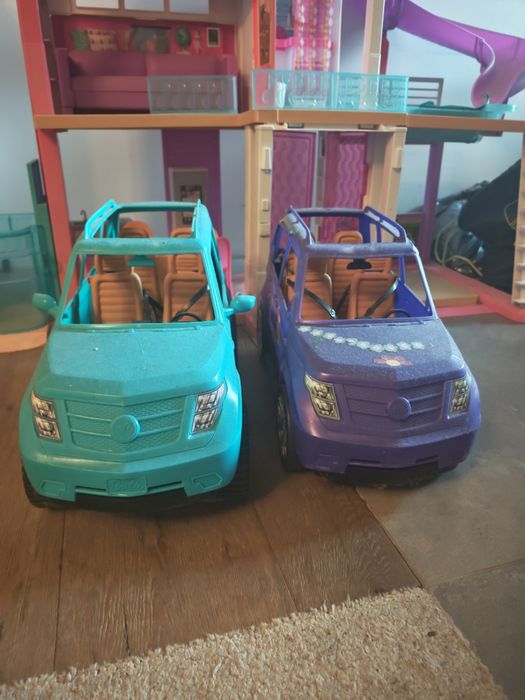 Duży domek Barbie z wyposażeniem + 2 samochody
