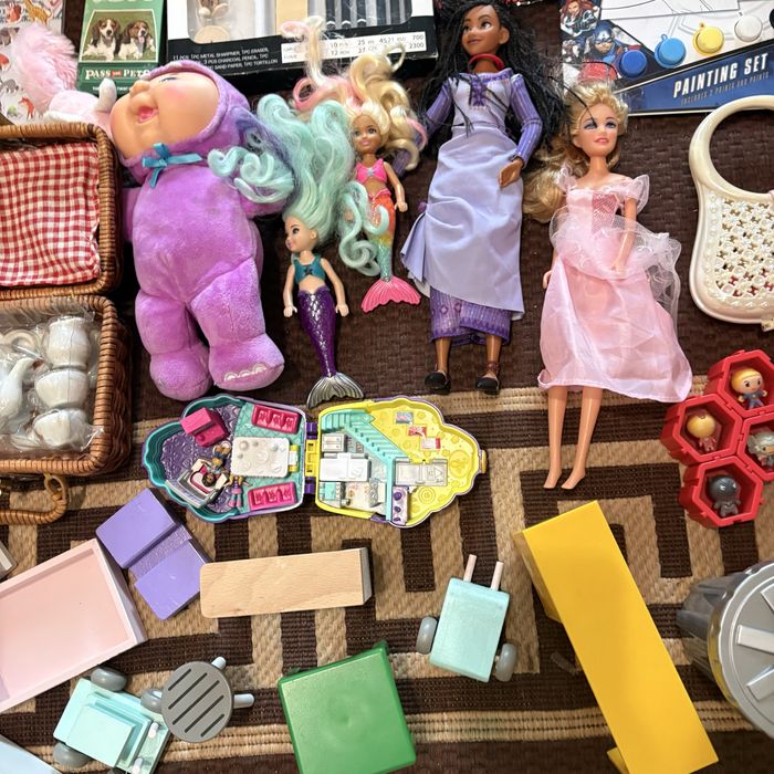 набор разнообразных игрушек