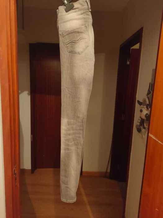 Calça rasgada cinza da Mango