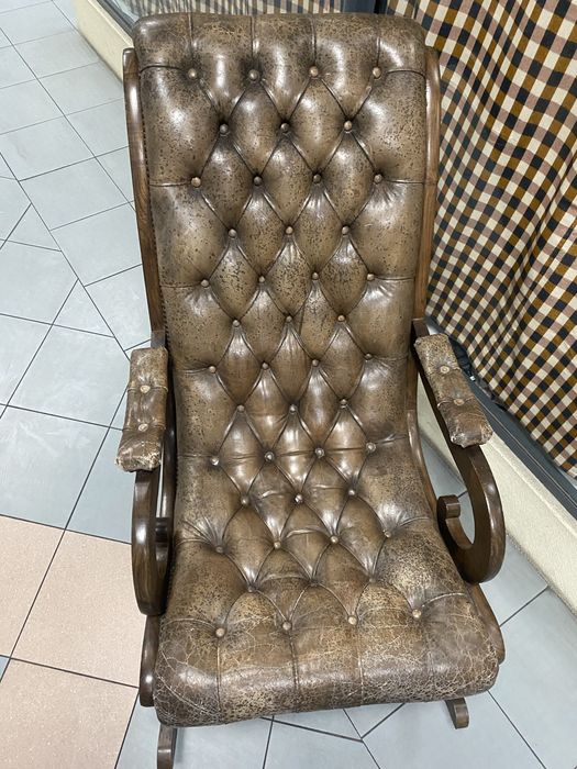 Cadeirão de baloiço em pele