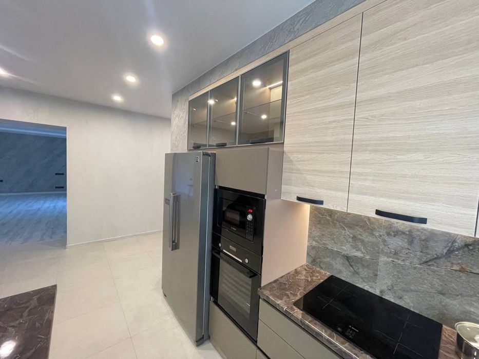 Просторий будинок, з великою земельною ділянкою, дмитро