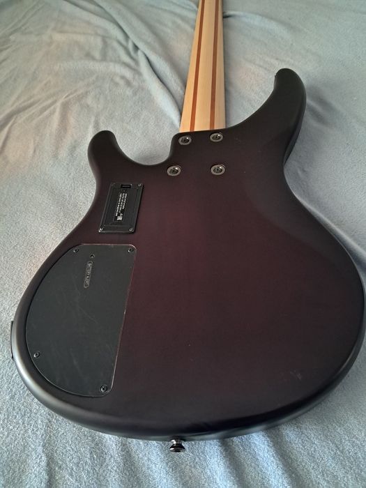 Contra baixo 5 cordas