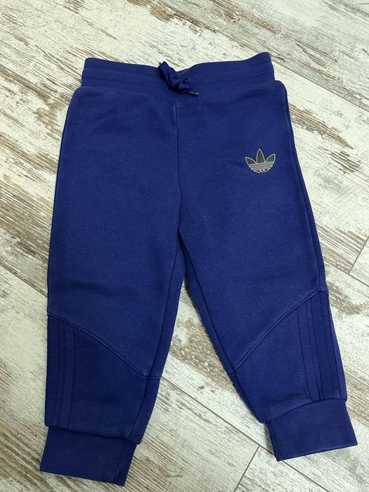 Штани adidas.