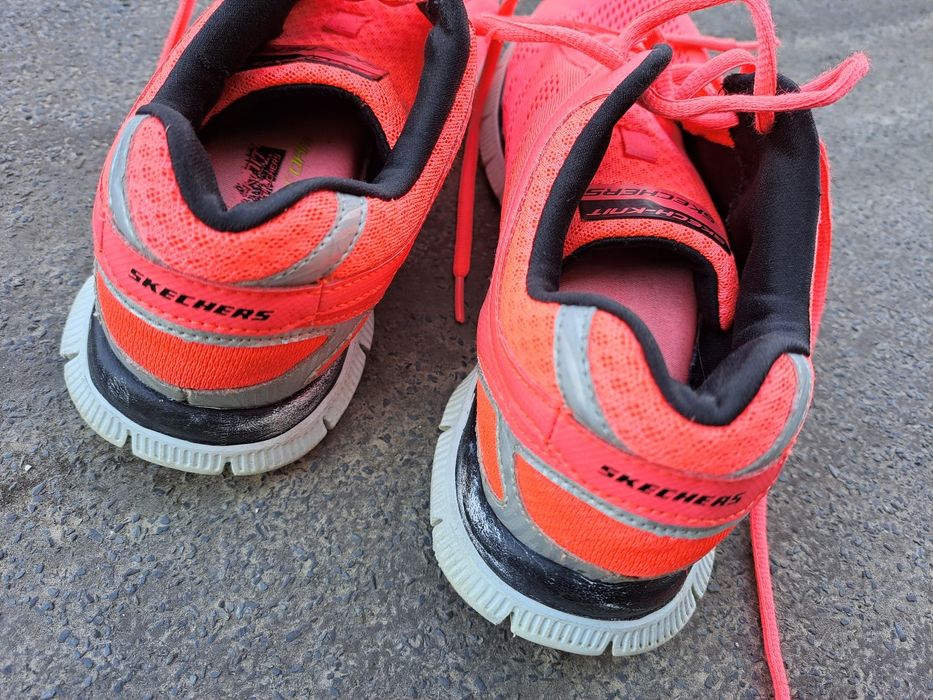 Кросівки жіночі  40- 41 рр