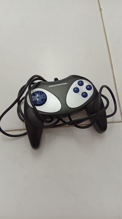 Comando retro antigo de videojogos Trustmaster