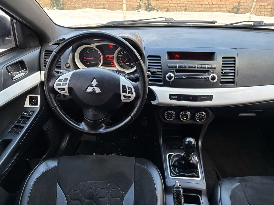 Mitsubishi Lanсеr 2011,1.8, механика, в отличнейшем состоянии!