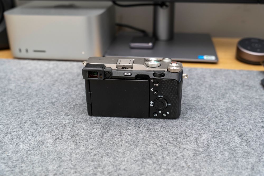 Sony A7C bezlusterkowiec + klatka