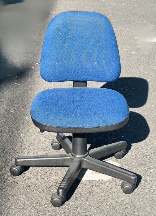 Cadeira azul com rodas