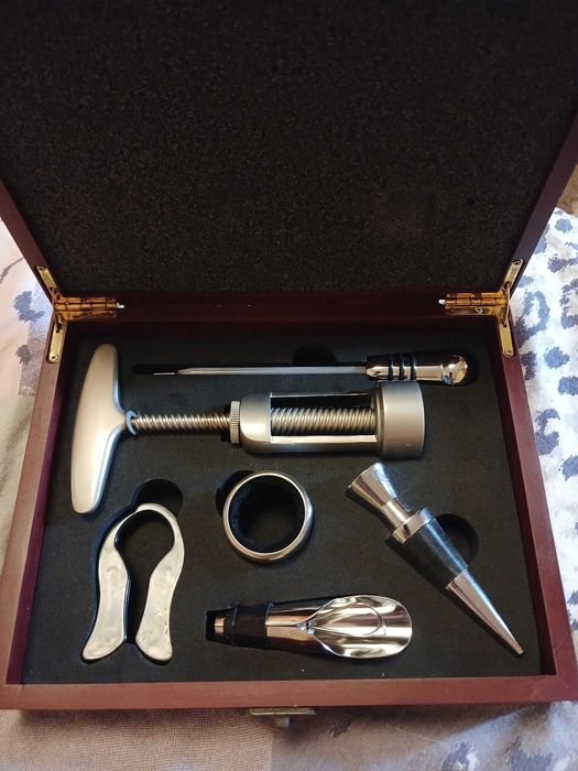 Набор для вина из 6 предметов в подарочном кейсе!  Ярес