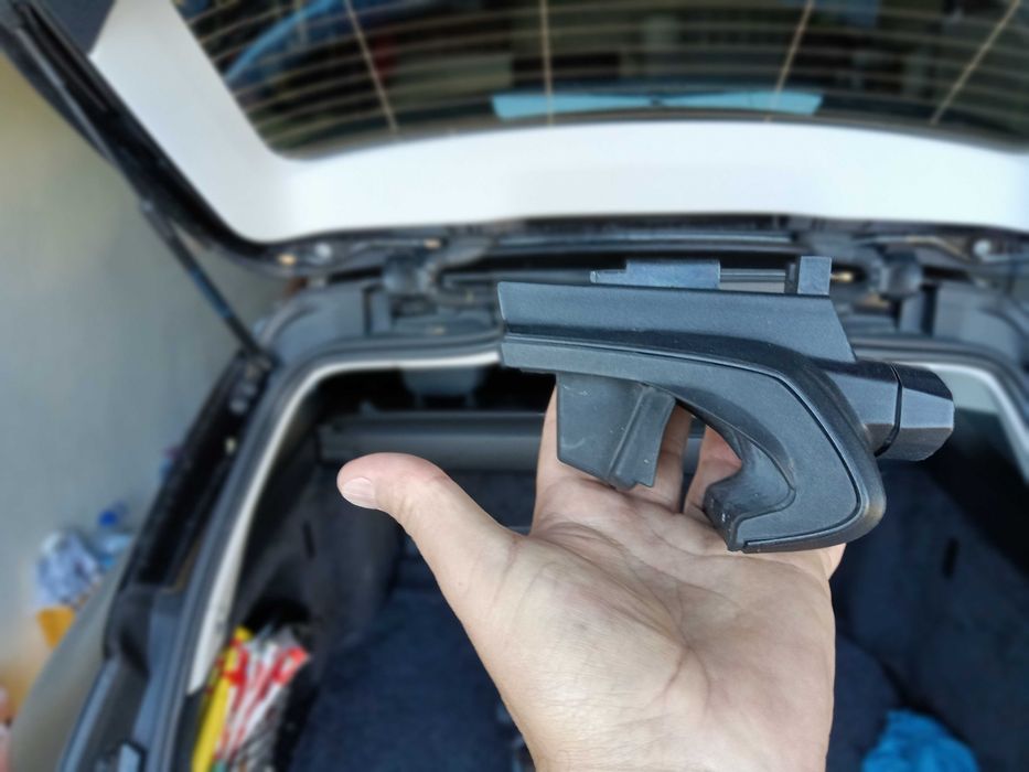 Kit de fixação THULE - Qualquer carro com barras longitudinais abertas