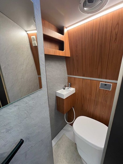 Zabudowa kempingowa busa kampera