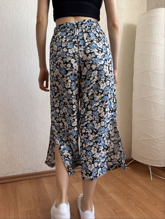 Літні вкорочені брюки з розрізами по сторонах XS