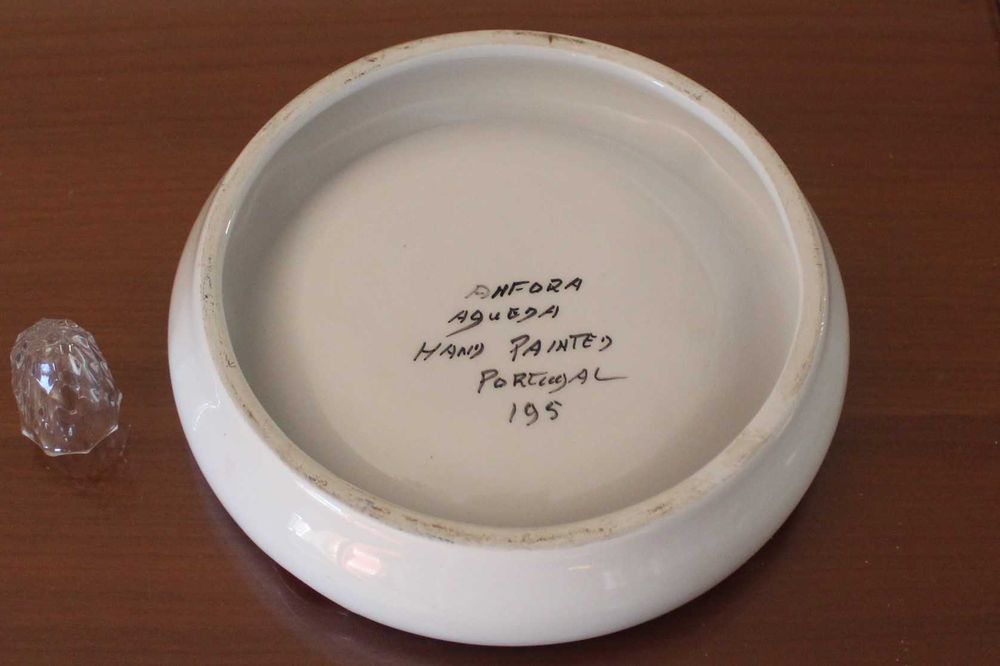 Cinzeiro de faiança, pintado à mão, marcado na base Ânfora Águeda 1995