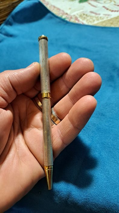 Caneta em prata contrastada.
