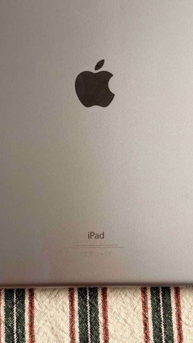 iPad Pro 12,9” (1ª geração) + Teclado oficial Apple