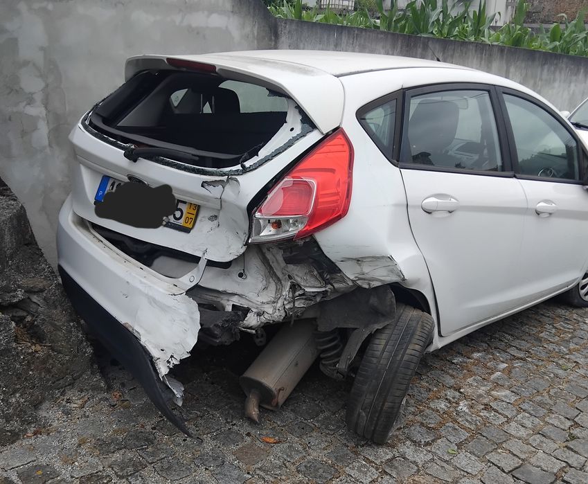 Vendo dois ford fiestas vI 1.5 tdci um de 2013 outro de 2015 acidentado salvado