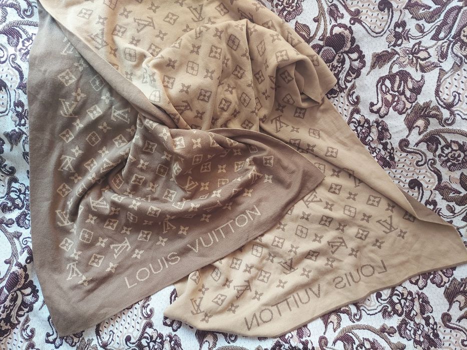 Шарф платина двостороння фірми Louis vuitton 

Довжина 1м 70см
Ширина