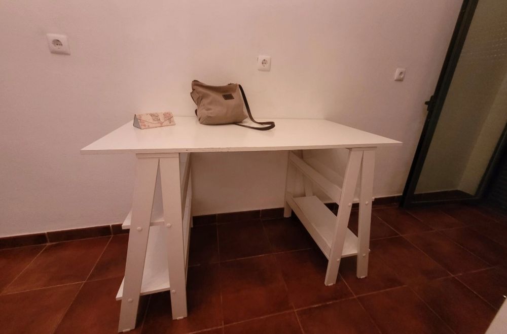 Secretária com prateleiras