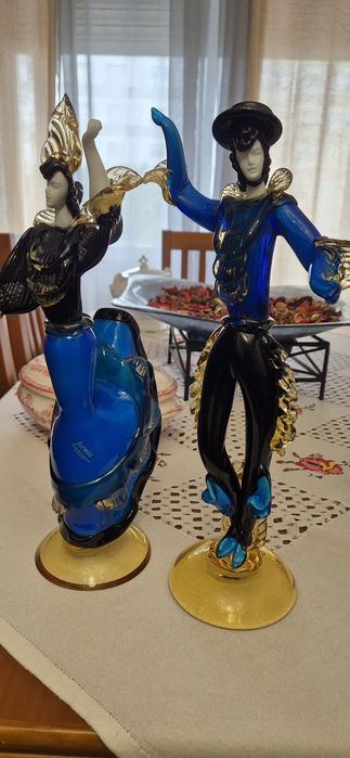 Murano trabalhado à mão com acabamento nas cores azul-cobalto, preto e bases em tom âmbar/dourado.Origem: Murano, Itália.Manufatura: Formia Murano.Épo