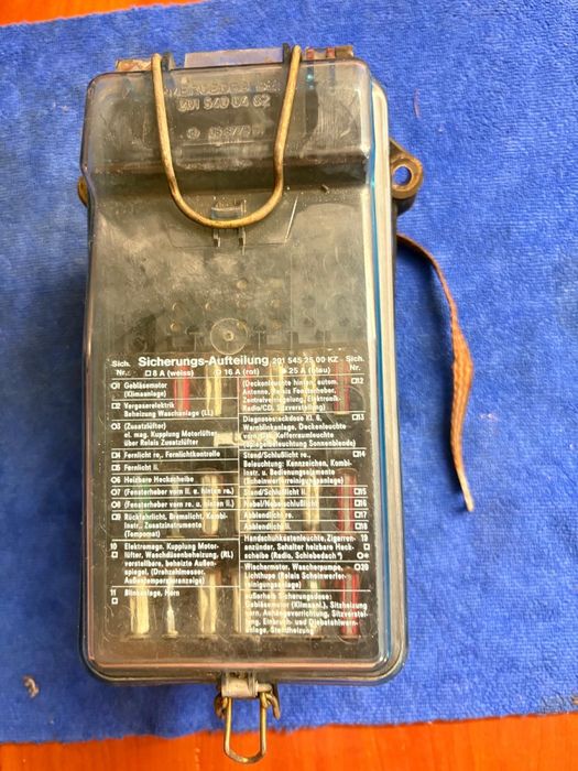 Mercedes 190 w201 skrzynka bezpiecznikow