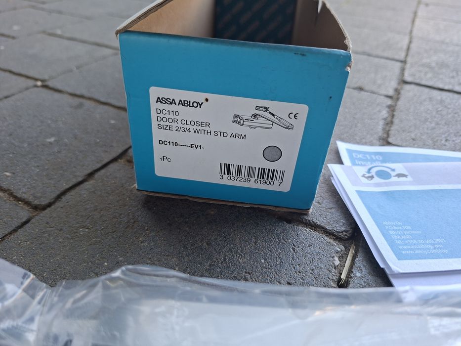Samozamykacz Assa Abloy dc110 srebrny