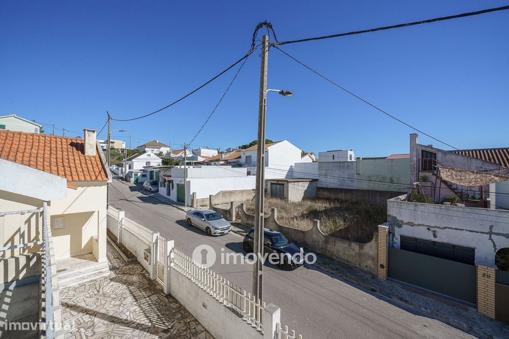Moradia T4 com garagem e próxima da praia, na Charneca da Caparica