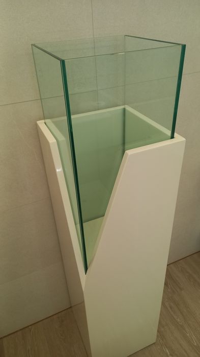 Floreira moderna em madeira lacada e cubo de vidro