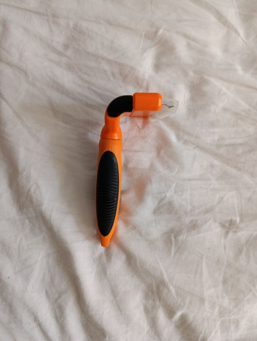 Щітка для вичісування шерсті у тварин