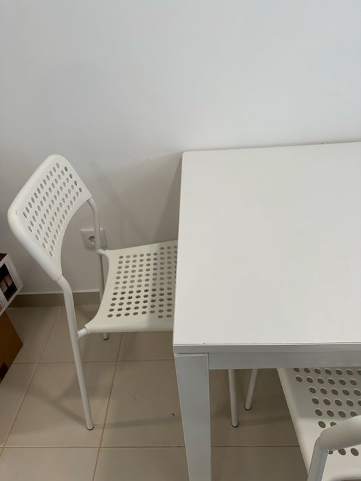 Mesa e cadeiras