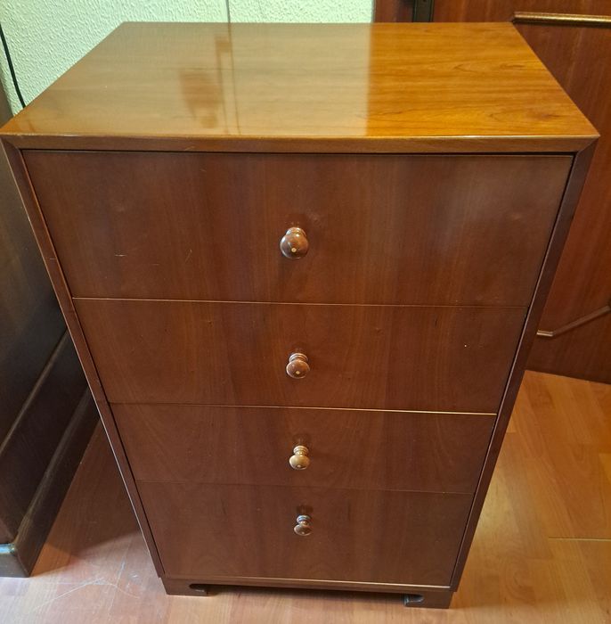 Camiseiro de madeira.