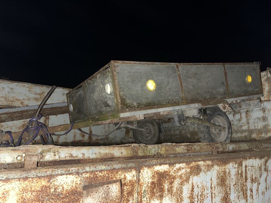 Przyczepka samochodowa z dokumentami