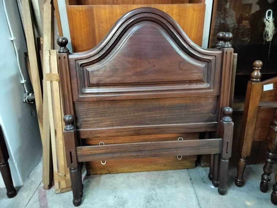 Cama de Solteiro em Madeira - Artigo Novo