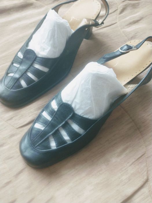 Sprzedam NOWE skórzane sandały