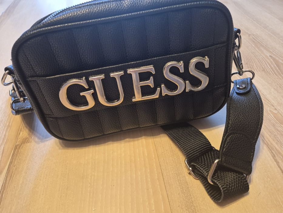 Torebka damska czarna z napisem Guess