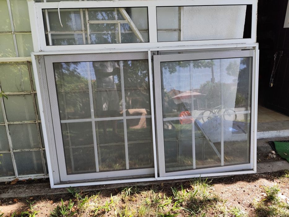 Janela de duas folhas em alumínio branco